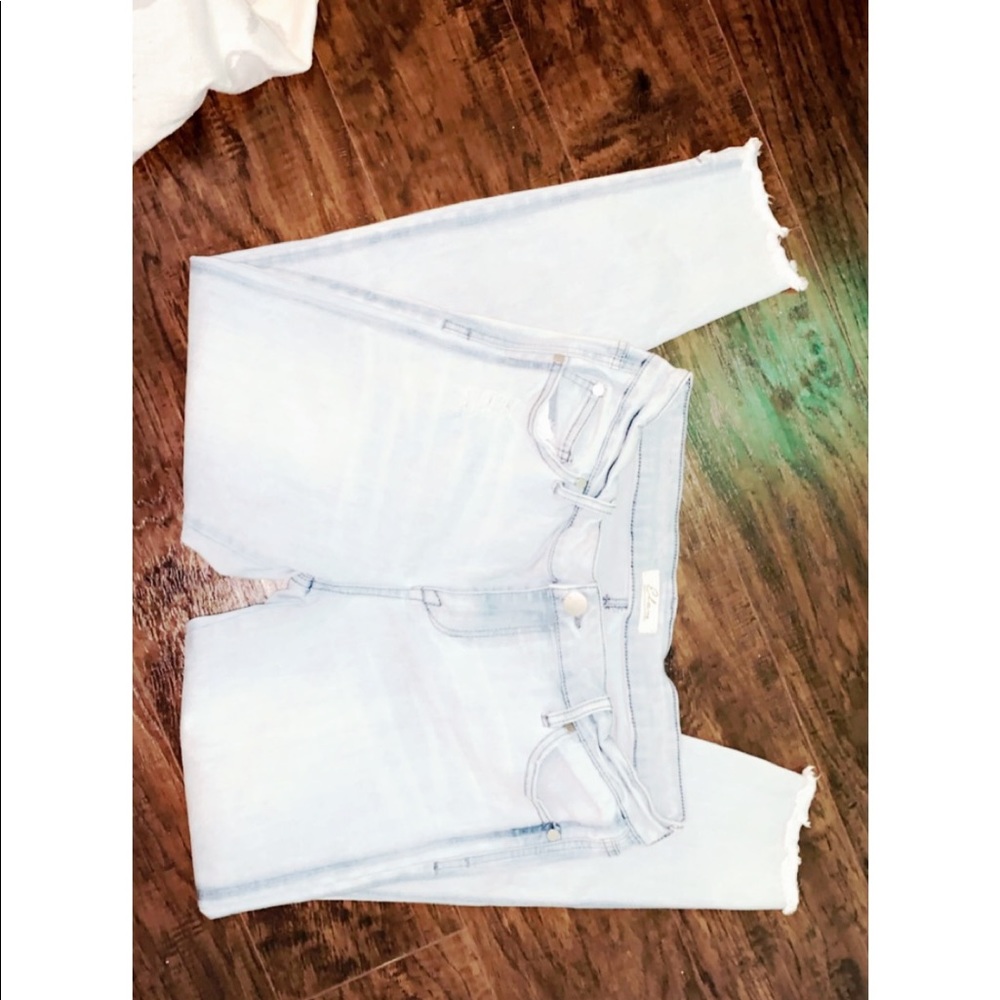 💙distressed light wash jeans💙